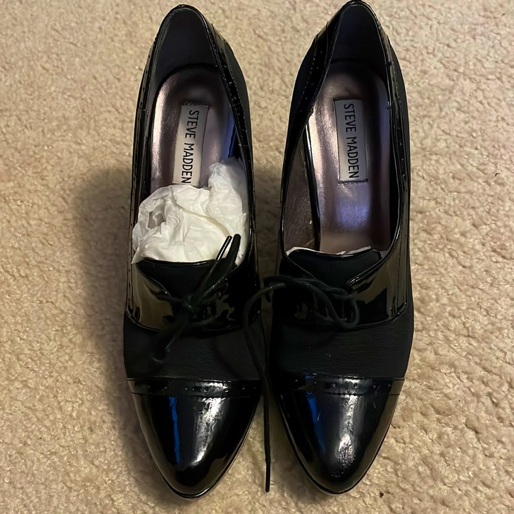 Black heels w/ patent leather detail